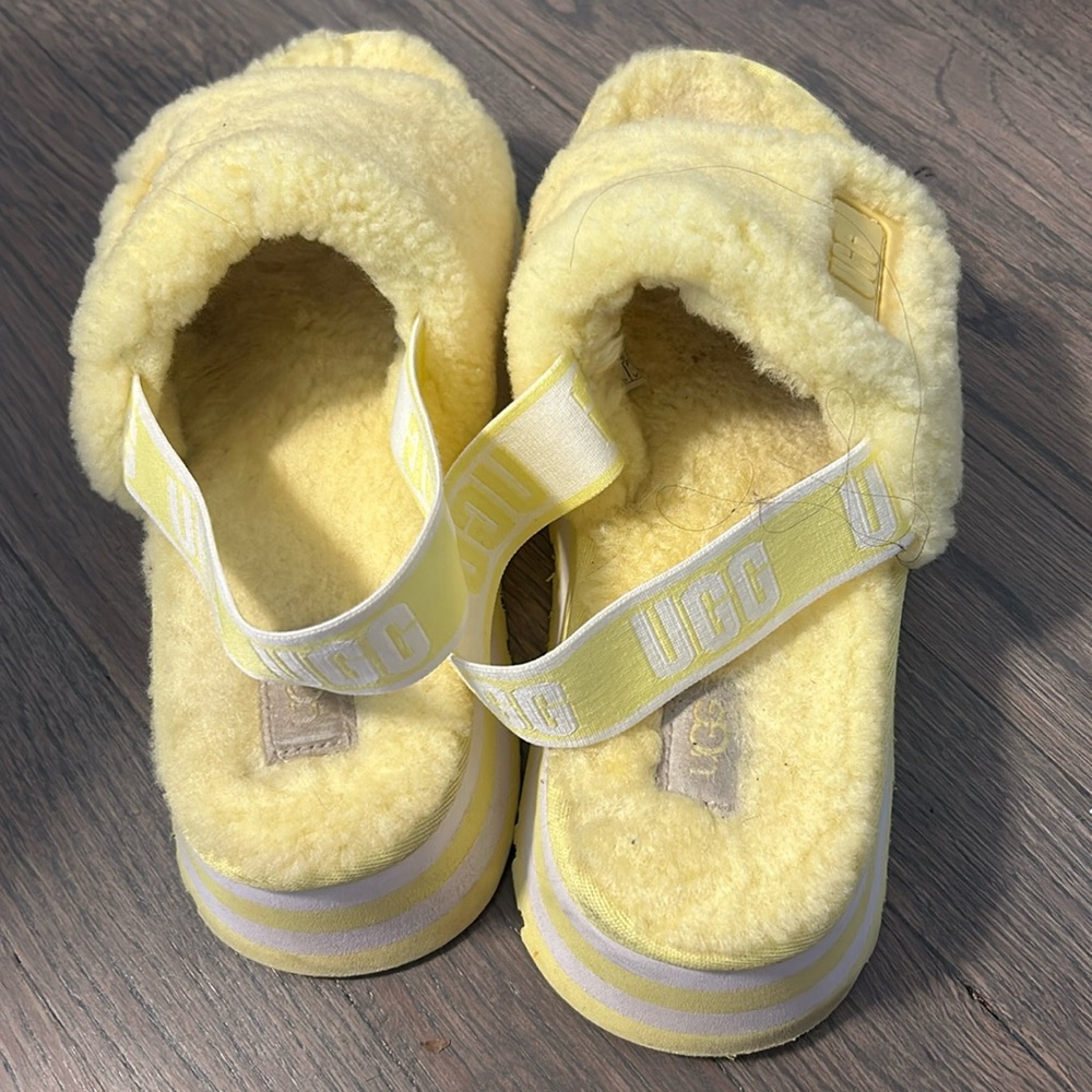 Ugh sandals size 8 yellow see flaws in picture super comfy
